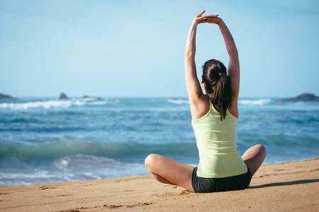 26417355-fitness-meisje-doet-ontspannen-en-ademen-naar-de-zee-op-het-strand-vrouw-stretching-armen- retreat center